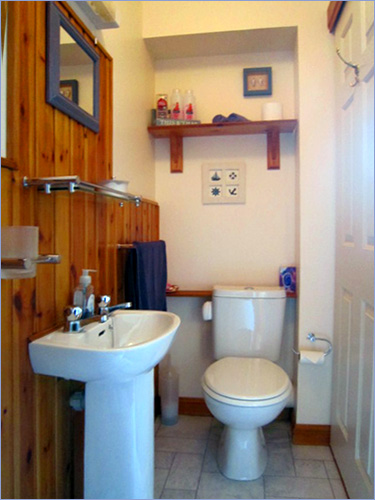 The en-suite bathroom serving the ground-floor twin room at Carrick.